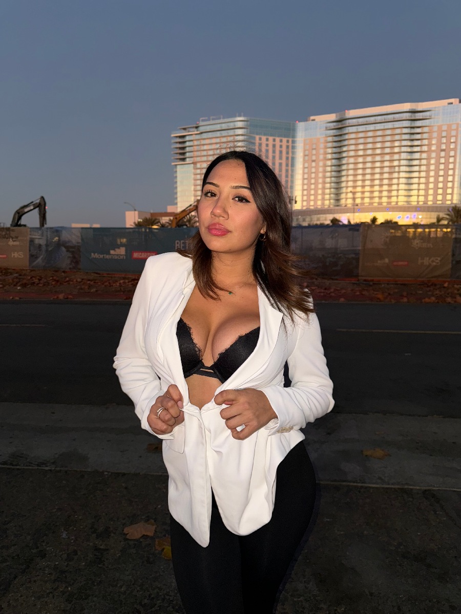 Take a pause and enjoy Ali Cruz — streaming from Porto Alegre