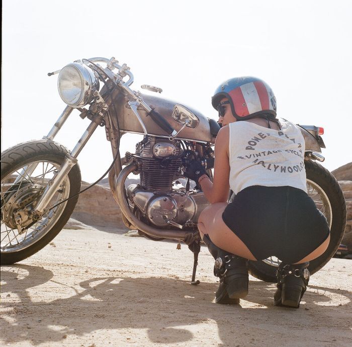 A playful frame from Girls on a motorcycle — online in Porto Alegre