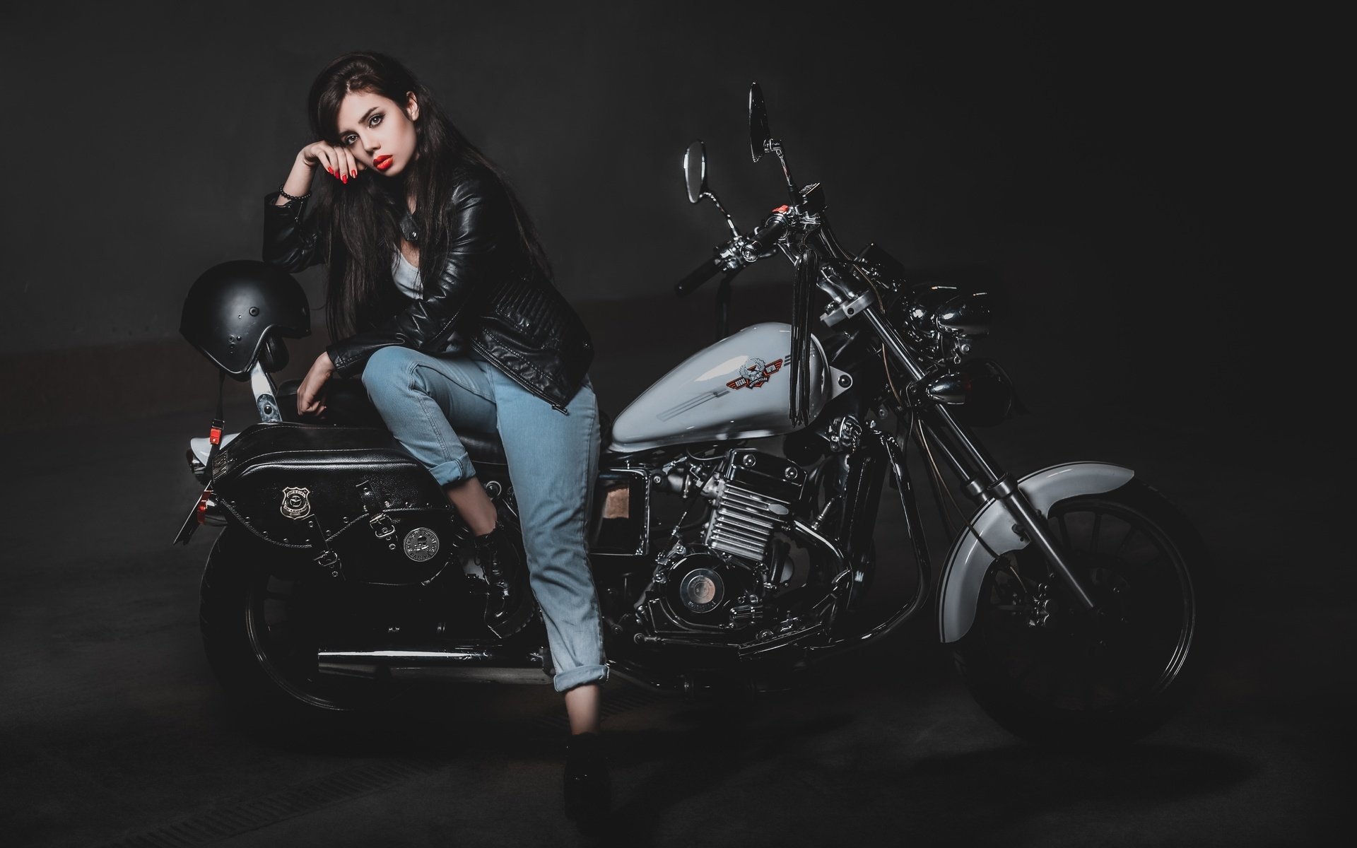 Biker girls: style and drive brings the glow — live moments in Porto Alegre