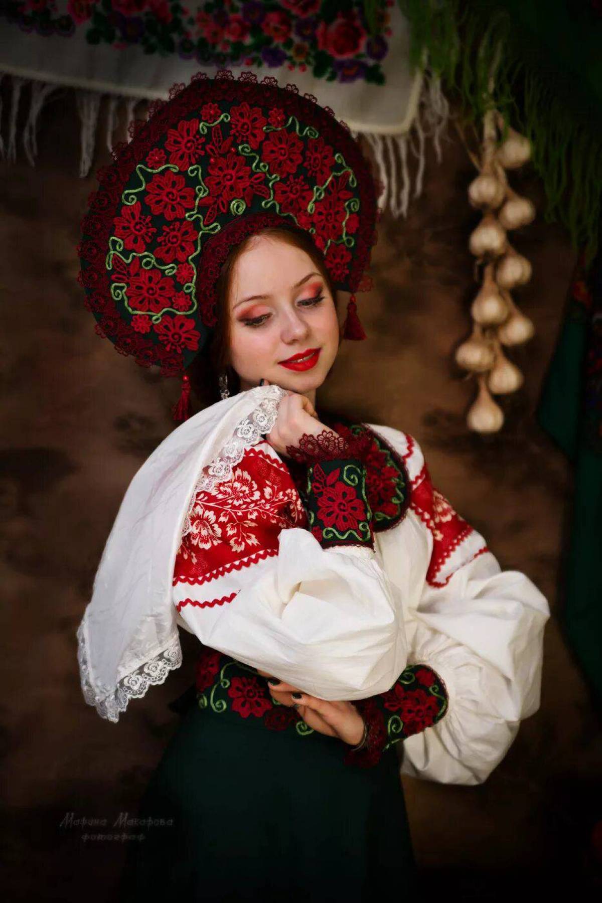 Take a pause and enjoy Women in Slavic costumes — streaming from Porto Alegre