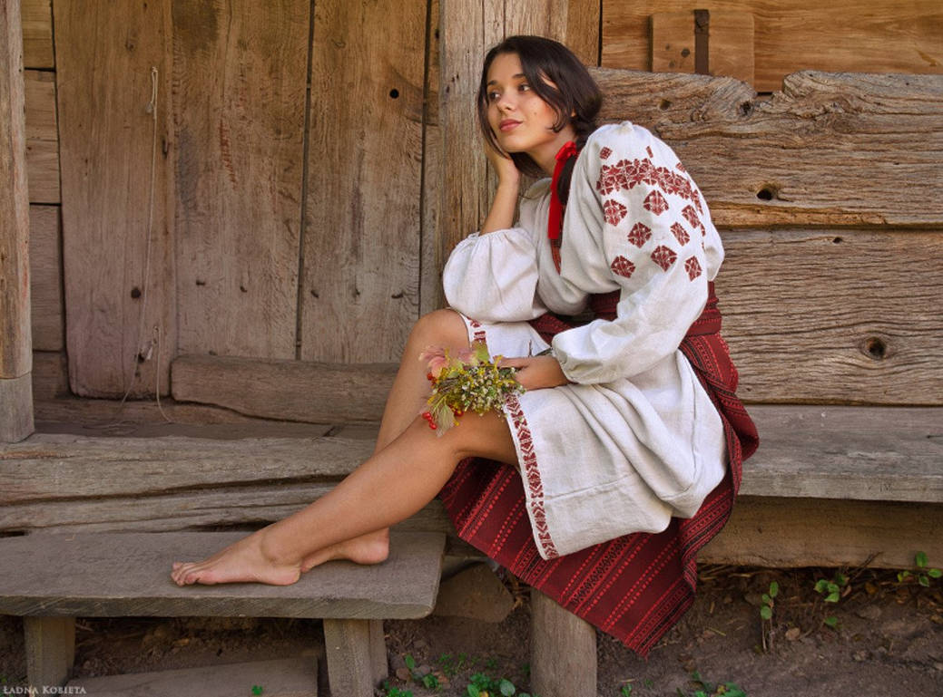 Fresh photos, fresh mood — Women in Slavic costumes online in Porto Alegre