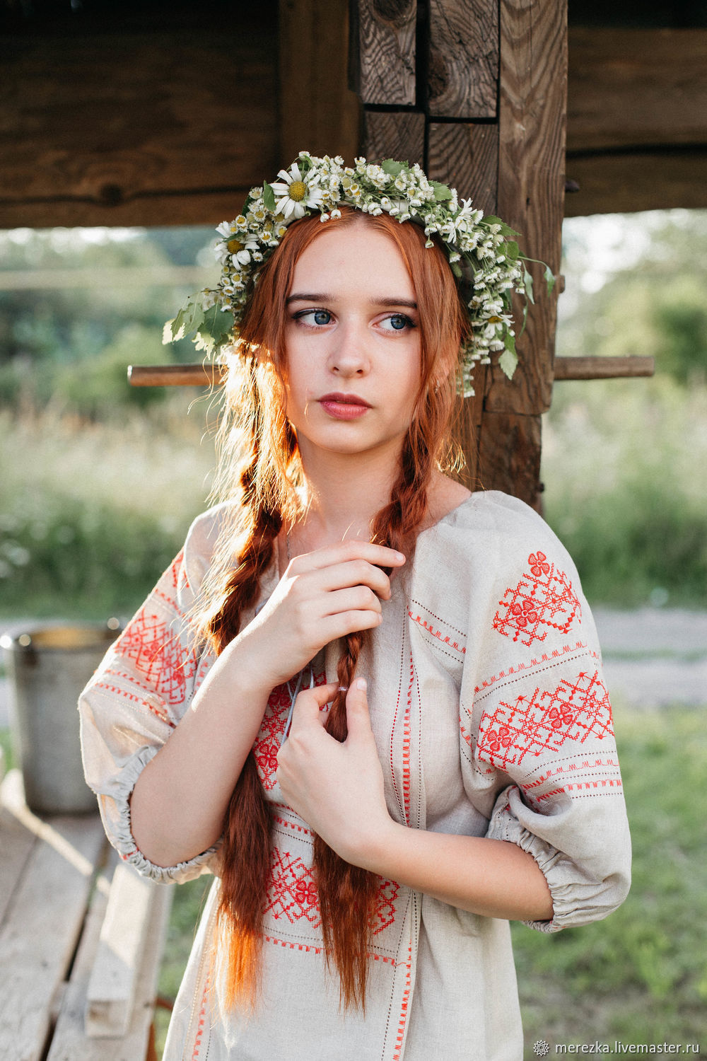 A playful frame from Girls in Slavic costumes — online in Porto Alegre