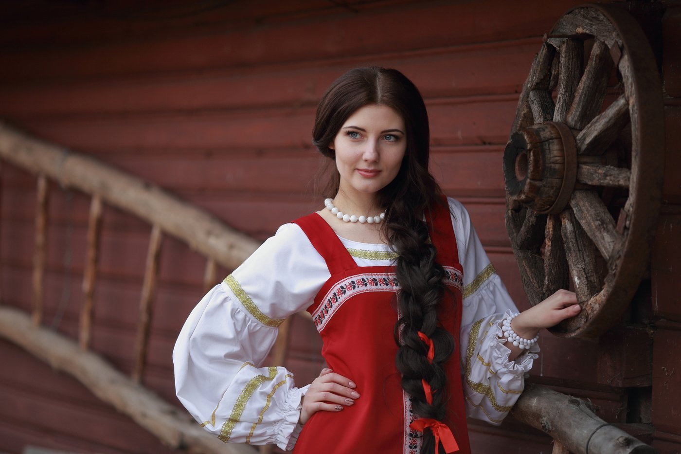 Girls in Slavic costumes’s look of the day — catch her live in Porto Alegre